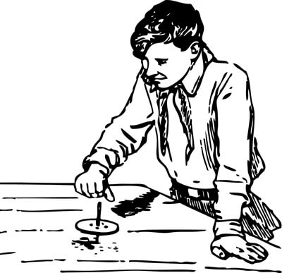 enfant jouant à la toupie