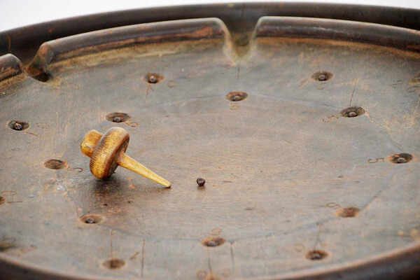 jeu pour déplacer des billes avec une toupie